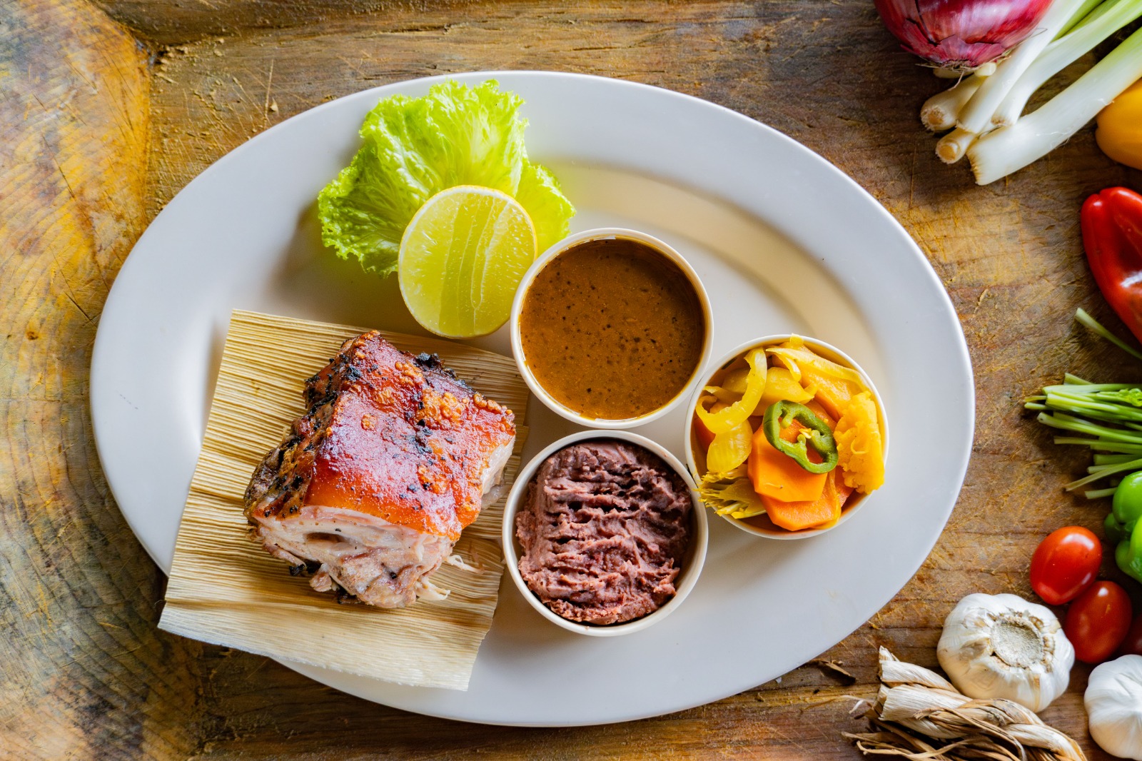 Plato tradicional de cerdito horneado con acompañamientos